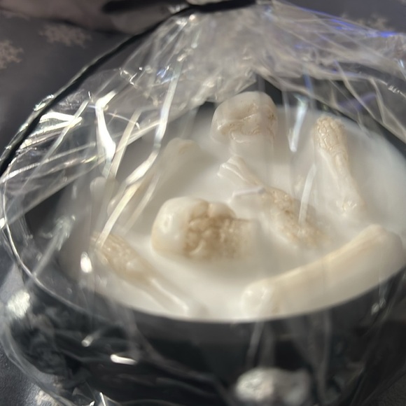 Halloween melting Skeleton in Cauldron Candle - Picture 1 of 5